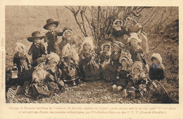Delcampe - 15)  AURIAC  - Groupe De Poupées  Habillées De Diverses Régions Du Cantal - Par L' Orphelinat National Des PTT - Aurillac