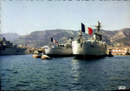 Delcampe - CPM Toulon Navires De Guerre Dans L'arsenal Bateaux - Toulon