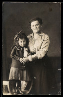 Delcampe - Foto-AK Mutter Und Mädchen Mit Spielzeug - Oblitérés