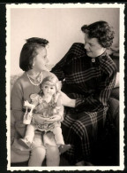 Delcampe - Fotografie Mädchen Im Sonntagskleid Hält Puppe Im Arm - Other & Unclassified