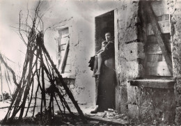 Delcampe - 01-PEROUGES-PIERRE FRESNAY DANS MONSIEUR VINCENT-N°T564-C/0075 - Pérouges