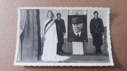 Delcampe - CPA SPECTACLE DE NOEL 1942  PRISONNIERS  FRANCAIS EN ALLEMAGNE GUERRE 1942 DEGUISEMENT THEATRE MARIANNE PETAIN - Fotografie