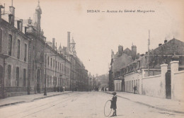 Delcampe - SEDAN AVENUE DU GENERALE MARGUERITTE,ENFANT AU CERCEAU  REF 93630 - Sedan