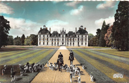 Delcampe - CPSM 41 - CHEVERNY LE CHATEAU -UN DEPART A LA CHASSE ED.ROUSSEL TBE - Cheverny