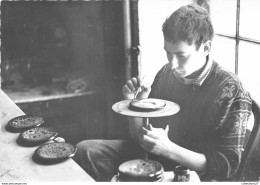 Delcampe - 06-VALLAURIS- UN POTIER DECORANT - Vallauris