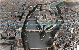 Delcampe - R507102 En Avion Sur Paris L Ile De La Cite Et La Cathedrale Notre Dame Au Premi - Welt