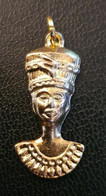 Delcampe - Pendentif Médaille Métal Doré "Reine D'Egypte Nefertiti" - Pendentifs