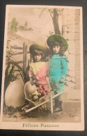 Delcampe - Postal Antigua Niños Felices Pascuas – Huevos Gigantes – Fotografía Coloreada – C.1910 - Szenen & Landschaften