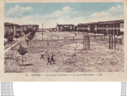 Delcampe - L15-13) ISTRES - LE CAMP D 'AVIATION - LA COUR D ' HONNEUR  - ANIMEE -  ( 2 SCANS ) - Istres