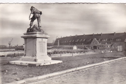 Delcampe - CPA 62 Calais, Monument Aux Sauveteurs Et La Cité Des Pêcheurs (pk116430) - Calais