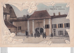 Delcampe - 17) SAINTES - CASERNE DE TAILLEBOURG - ANIMEE - CARTE GAUFREE STYLE ART DECO - EDIT. MAISON UNIVERSELLE - 2 SCANS - Saintes