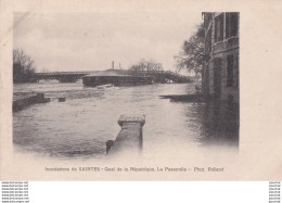 Delcampe - C15-17) SAINTES - INONDATIONS  DE  1904 - QUAI DE LA REPUBLIQUE LA PASSERELLE - ( 2 SCANS ) - Saintes