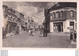 Delcampe - C14-02) CHAUNY (AISNE) RUE DE LA CHAUSSEE - ANIMEE - CAFE  AUX AMIS REUNIS - ( 2 SCANS ) - Chauny