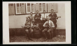 Delcampe - AK Musikanten Spielen Vor Dem Haus Gitarre - Musik Und Musikanten