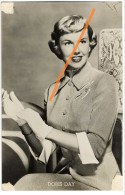 Delcampe - Doris Day, Doris Mary Ann Kappelhoff (Cincinnati, 3.04.1922 – Carmel Valley Village, 13.05.2019) Zangeres, Actrice - Schauspieler