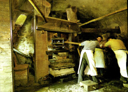 Delcampe - CPSM Ambert Le Pressage Des Feuilles Papier Moulin Richard - Ambert