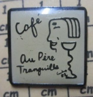 Delcampe - Pin311a     CAFE AU PERE TRANQUILLE DESSIN DE ???? - Bevande