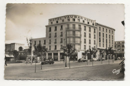 Delcampe - 29   BREST    HOTEL  VAUBAN  ET  DES   3  VOYAGEURS   (VOITURES   Citroen Tractions Et  Vedette  ) - Brest
