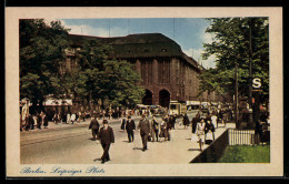 Delcampe - AK Berlin, Leipziger Platz, Strassenansicht Mit S-Bahn-Eingang Und Passanten - Mitte