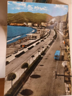 Delcampe - Cartolina Vado Ligure Provincia Savona , Spiaggia E Passeggiata A Mare  1960, Piega In Alto A Sinistra - Savona