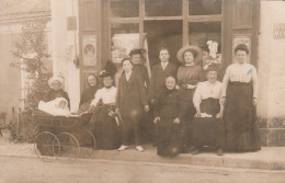 Delcampe - Carte Photo De  Famille  Devant Un Commerce ( Poussette Avec Enfant ) - Fotos