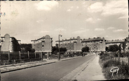 Delcampe - CPA Suresnes (Seine) Les Cites Jardins Vues De L'avenue De Sully - Suresnes