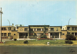 Delcampe - 92 RUEIL PLACE DU 8 MAI ET ECOLE ROBESPIERRE - Rueil Malmaison