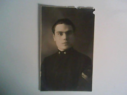 Delcampe - MILITARE GIOVANE UOMO 1923 FOTO CONTIERI GENOVA RIVAROLO CERTOSA  MOLTO SCIPATA ROVINATA - Uniformen