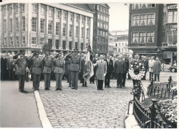 Delcampe - FOTO 17 X 12 MM. OOSTENDE. NEERLEGGING BLOEMEN GEDENKTEKEN GESNEUVELDE, - Fotografie