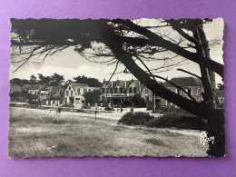 Delcampe - 44  CPSM Petit Format    PREFAILLES   Avenue Et Hôtel De La Plage      Très Bon état - Préfailles