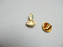 Delcampe - Beau Pin's , Rugby , Coupe Du Monde De Rugby 1991 , Grenoble , EDF GDF , Coq - Rugby