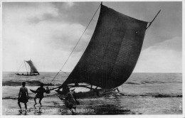 Delcampe - A778 Sri Lanka Ceylon Colombo Fishing Boat Coming Ashore Vintage Postcard - Welt
