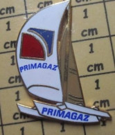 Delcampe - Pin411e         SPORT VOILE VOILIER TRIMARAN PRIMAGAZ - Vela