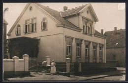 Delcampe - Foto-AK Bielefeld, Villa Mit Krankenschwester Und Kinderwagen - Bielefeld