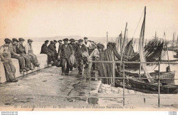 Delcampe - 29 - DOUARNENEZ - S04564 - Le Môle - Arrivée Des Bateaux Sardiniers - Pêche - Douarnenez