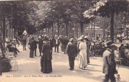 Delcampe - 03 - Allier -  VICHY - Sur Le Vieux Parc - La Grande Allée - Vichy