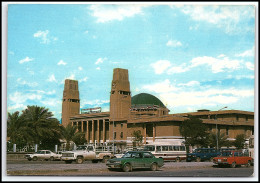 Delcampe - Baghdad Iraq International Railway Station Clock Towers Cars 1986 Postcard К075 - Irak