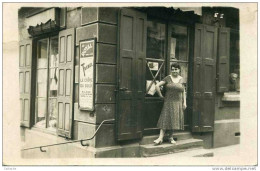 Delcampe - - CARTE-PHOTO - Tres Beau Plan D'un Commerce à Identifier - Voir Pub . - A Identifier