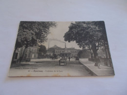 Delcampe - EPERNAY ( 51 Marne ) L EXTERIEUR DE LA GARE  ANIMEES  ATTELAGES - Epernay