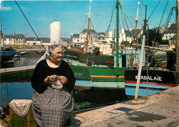 Delcampe - Carte Postale - Métiers - Artisanat - Dentelle - Bretagne - Sur Le Port, Bigoudenne Faisant De La Dentelle Au Crochet - - Kunsthandwerk