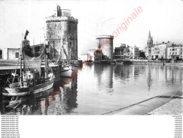 Delcampe - 17.  LA ROCHELLE . Au Port La Sortie D'un Bateau . - La Rochelle