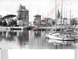 Delcampe - 17. LA ROCHELLE .  Le Bassin Des Yachts Et Les Trois Tours . - La Rochelle