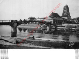 Delcampe - 17.  SAINTES .  Le Pont Sur La Charente Et La Cathédrale . - Saintes
