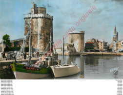 Delcampe - 17.  LA ROCHELLE . Les Tours De L'Entrée Du Port . - La Rochelle