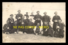 Delcampe - MILITARIA - REGIMENTS - MILITAIRES A LA SOUPE - AUCUN N° VISIBLE - CARTE PHOTO ORIGINALE - Regimente