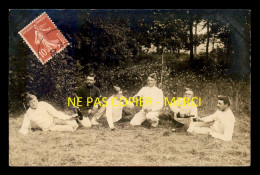 Delcampe - MILITARIA - REGIMENTS - MILITAIRES AU REPOS AU CAMP DE MAILLY - AUCUN N° VISIBLE - CARTE PHOTO ORIGINALE - Regimente