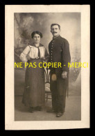 Delcampe - MILITARIA - REGIMENTS - SOLDAT ET SA FEMME -  10 SUR LE COL - CARTE PHOTO ORIGINALE - Regimente