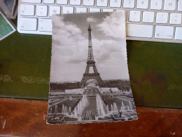 Delcampe - LES GRANDES EAUX AU PALAIS DE CHAILLOT ET LA TOUR EIFFEL - Autres Monuments, édifices