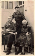 Delcampe - [-25%] PHOTOGRAPHIE - Un Militaire Avec Ses Parents - Carte Postale Ancienne - Fotografie