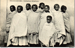 Delcampe - MADAGASCAR - Indigenes Betsileos - Madagaskar